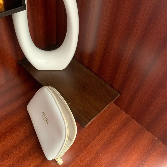 CHANEL cosmetic bag. red stain of lipstick inside.Last photos.  good Condition. - Picture 2 of 11